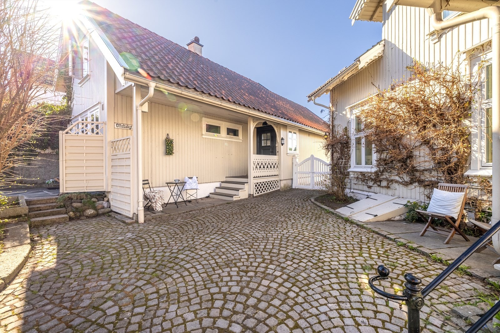 Enebolig nr. to er innredet med stue, kjøkken, bad og ett soverom i første etasje og to soverom i andre etasje. Galleribilde