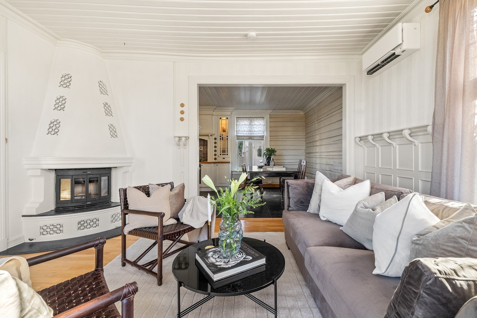 Peis i stuen sammen med vegghengt varmepumpe fra 2023 bidrar til den gode og lune innetemperaturen. Galleribilde