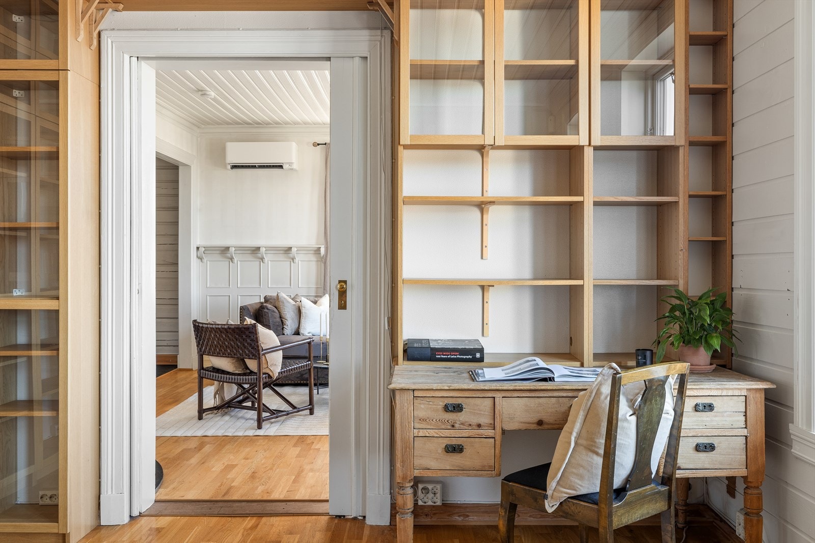 Det er bokhyller/skap fra gulv til tak i biblioteket som medfølger. I denne stua er det også plass for godstoler med utsikt mot indre havn. Galleribilde