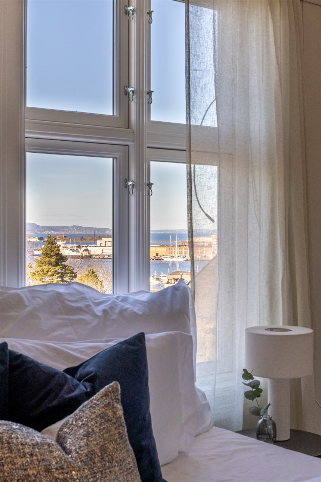 Her våkner man til vakker utsikt mot fjorden fra senga! Galleribilde