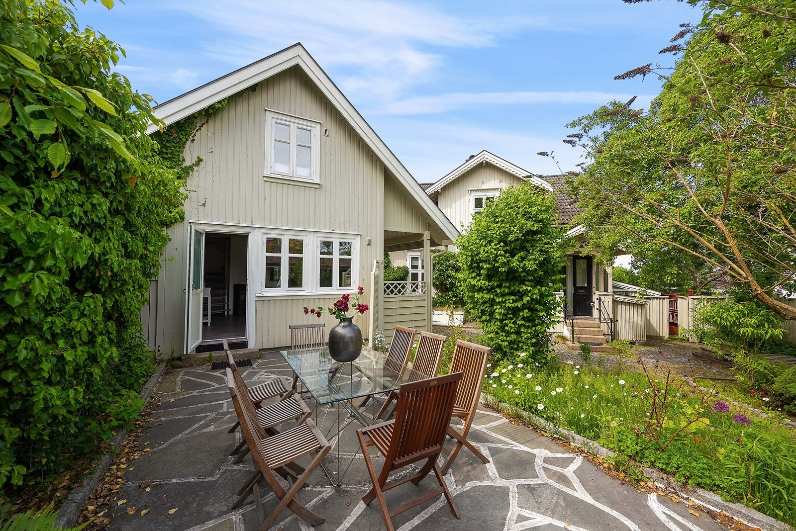 I hagen er det plass til en større spisegruppe på steinbelagt uteplass. Galleribilde