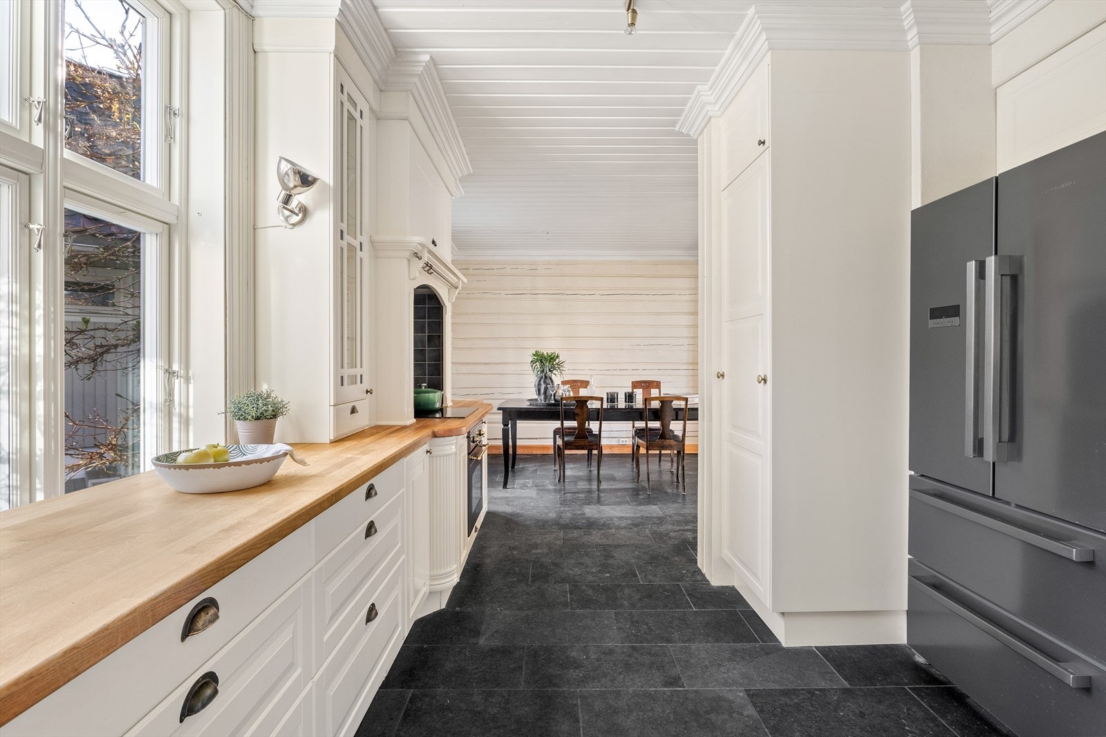 Her er det godt med både skap- og benkeplass i et godt utnyttet kjøkken. Stekeovn med koketopp, oppvaskmaskin og stort kjøl/fryse-skap medfølger. Galleribilde