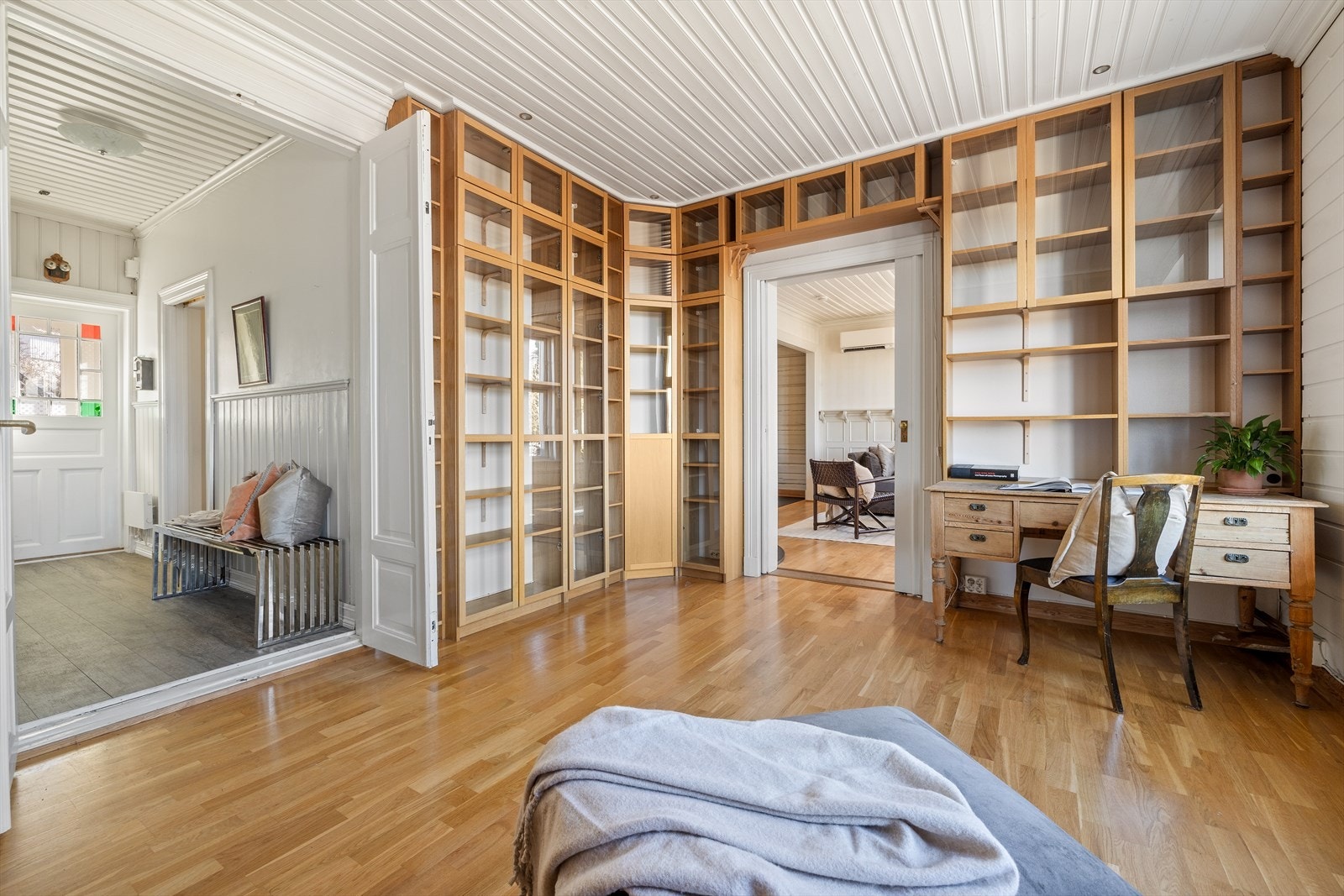 Bibliotek/stue, med gode oppbevaringsmuligheter i plassbygde hyller. Et perfekt arbeidsrom med flere bruks- og innredningsmuligheter. Galleribilde