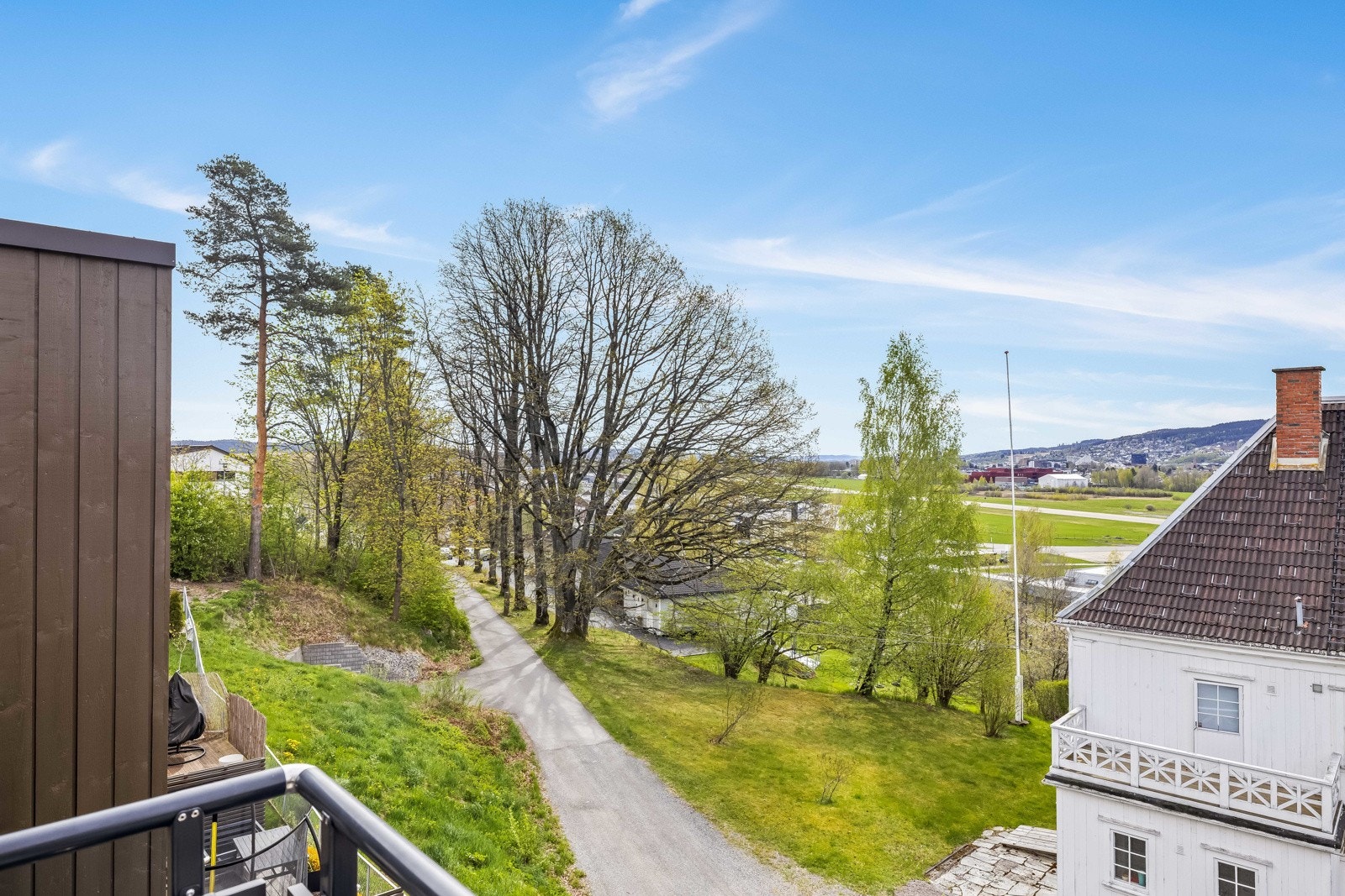 rekkehuset ligger i en rolig blindvei. Utsikt fra takterrassen. Galleribilde