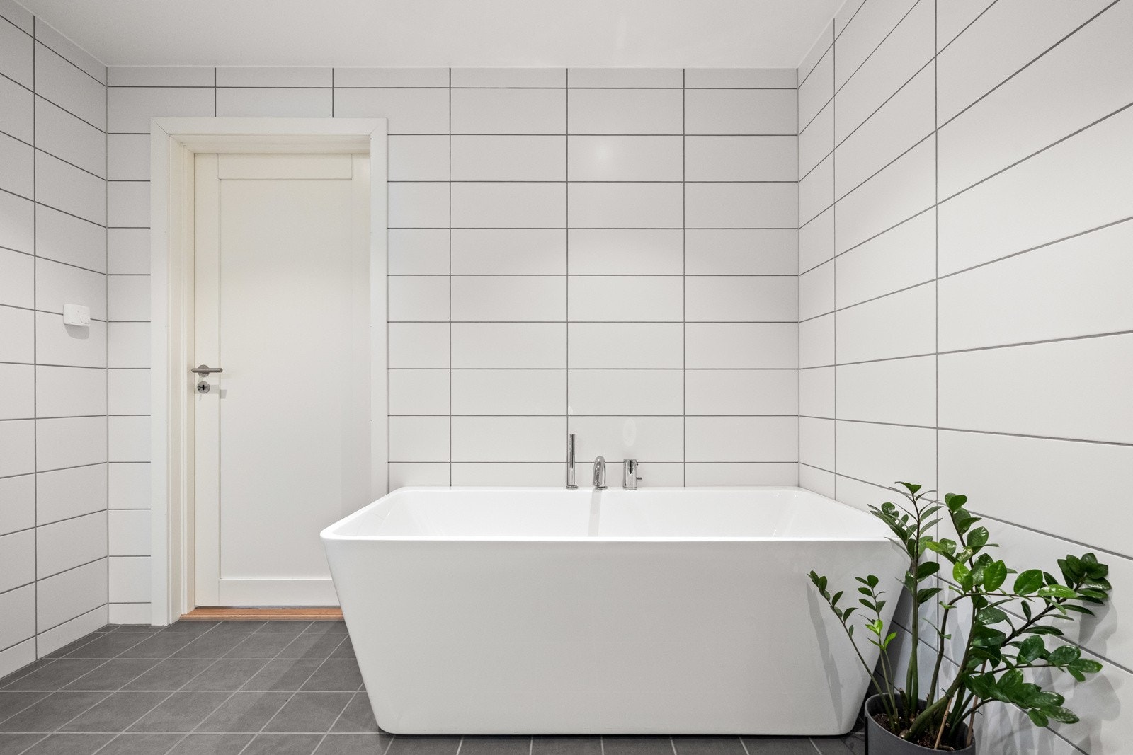 Flislagt med gulvvarme og downlights i taket. Galleribilde