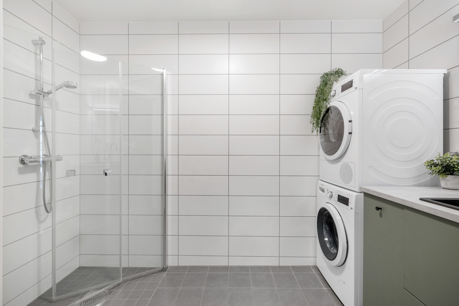 Flislagt bad med vannbåren gulvvarme og opplegg for vaskemaskin. Galleribilde