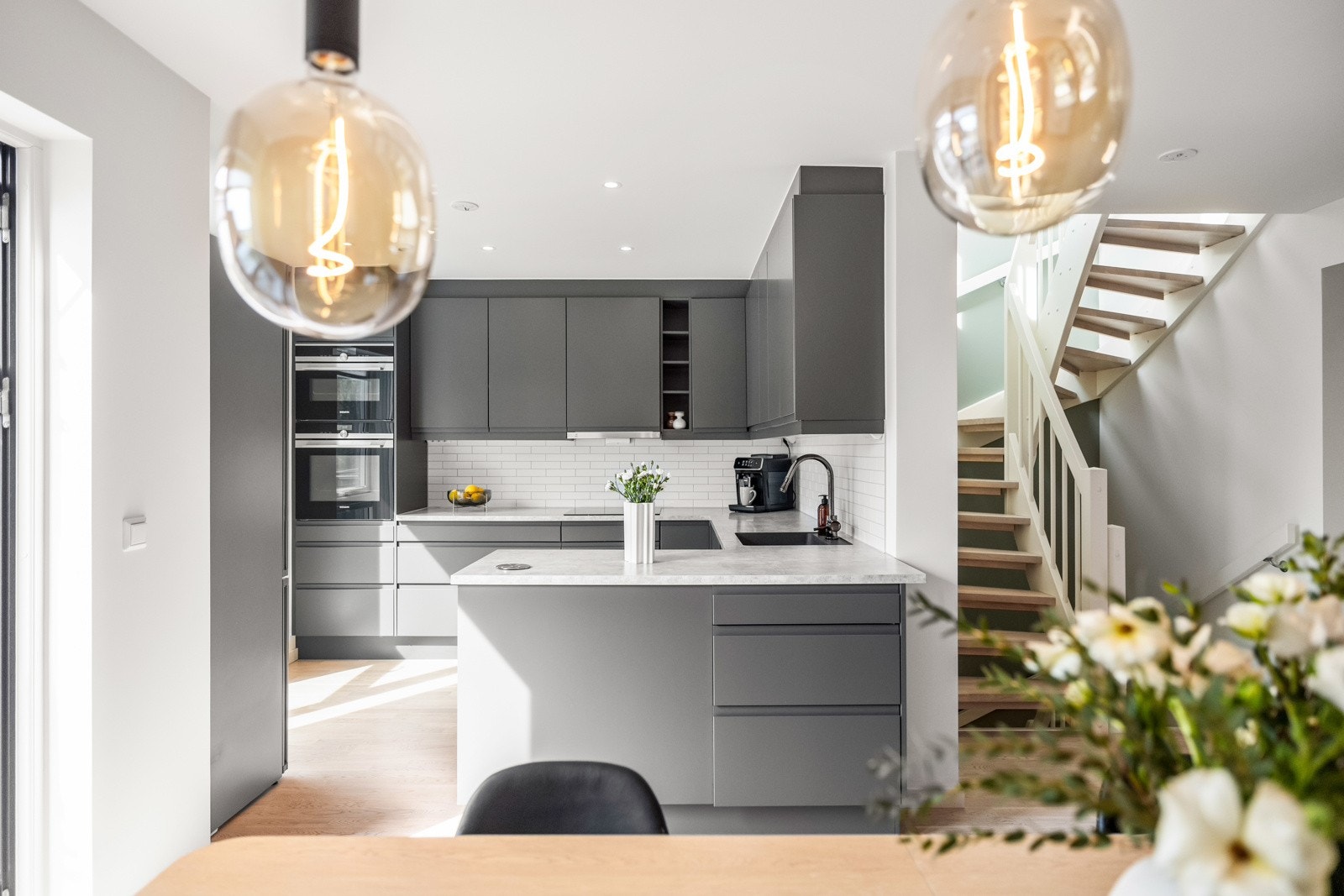 Kjøkkenet fra Sigdal er moderne og innbydende med integrerte hvitevarer fra Siemens. Galleribilde