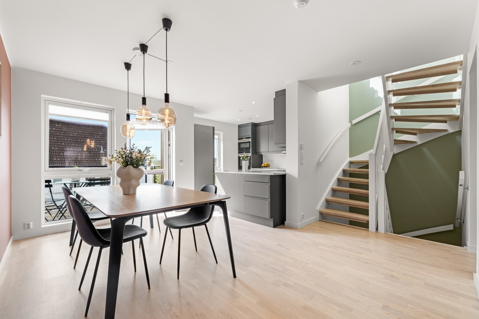 Interiøret er moderne med lekre farger, parkettgulv og utstrakt bruk av downlightsbelysning. Galleribilde