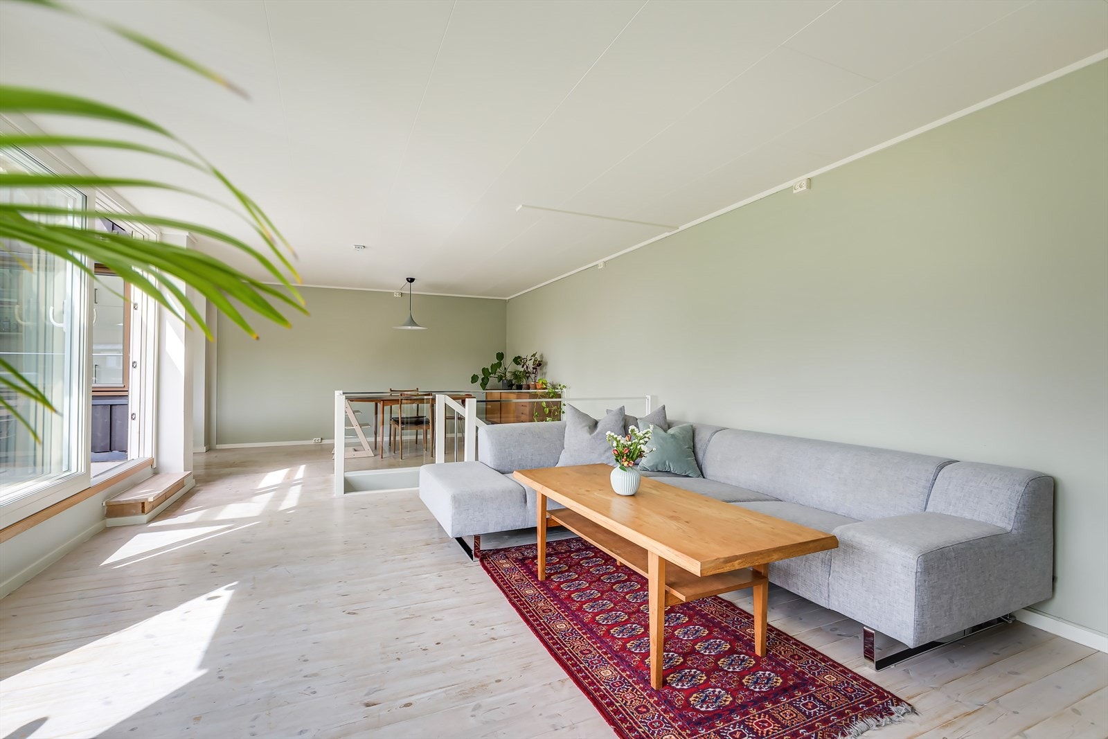 Det er god plass til sofagruppe, spisebord og annet ønsket møblement. Galleribilde