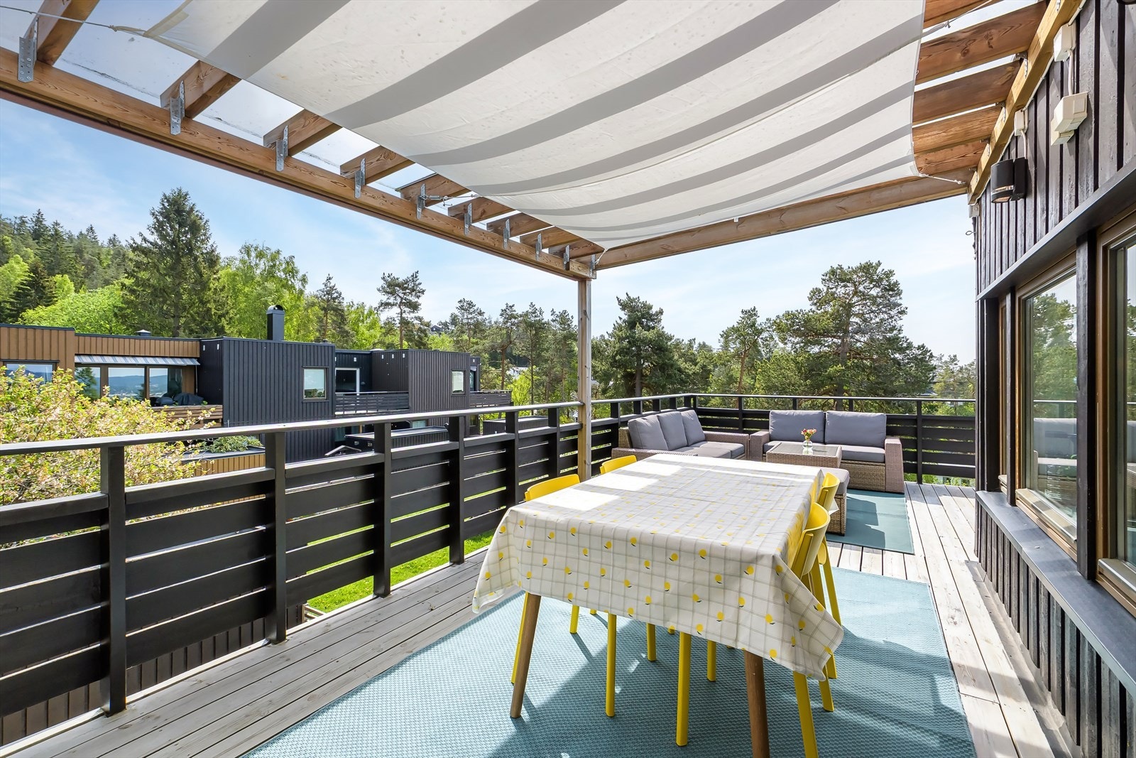 Herlig terrasse med god plass til utemøbler, grill og planter. Galleribilde