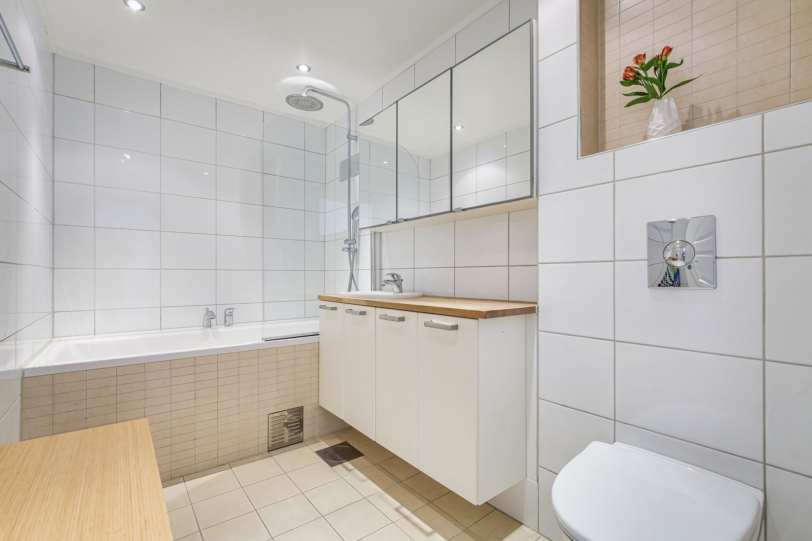 Badet er fra 2006 med flislagte overflater, elektrisk gulvvarme og badekar. Galleribilde