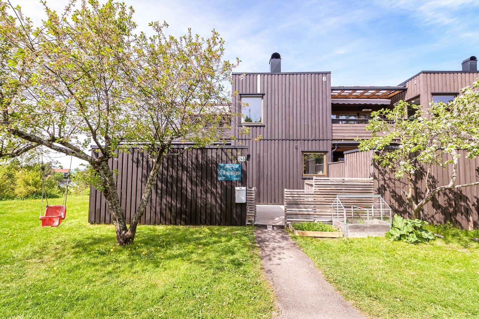 Praktisk utebod på 8 m² rett utenfor inngangspartiet som også skjermer for innsyn. Galleribilde