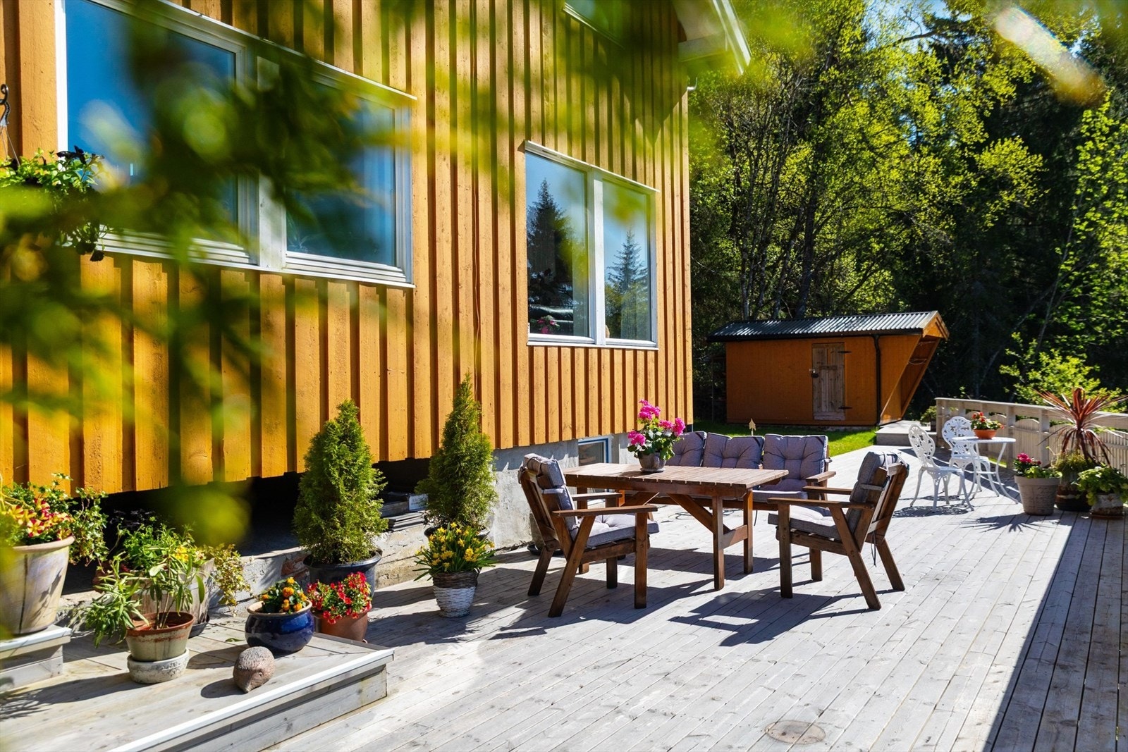 Upåklagelige solforhold nytes helt usjenert på en stor terrasse. Galleribilde