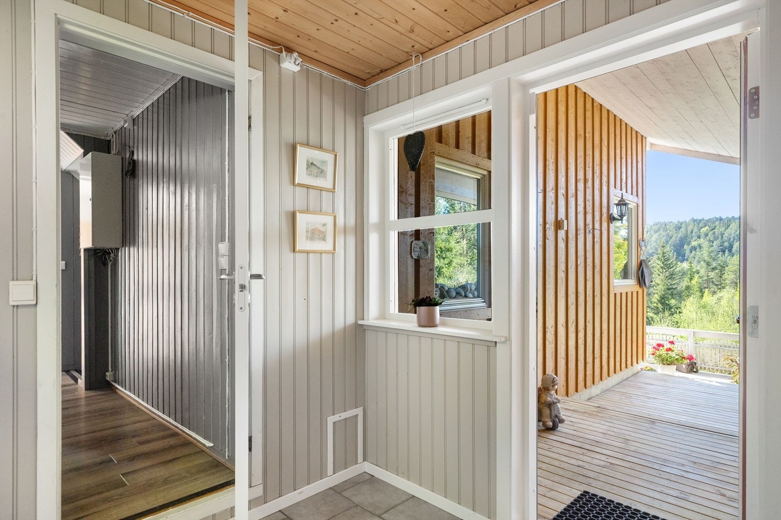 Velkommen inn! Boligen har en lys og pen entré på ca. 6m². Galleribilde