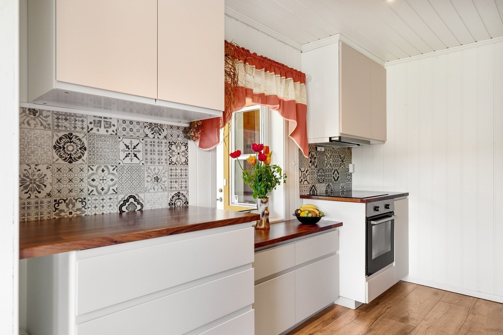 Kjøkkenet er utstyrt med integrert stekeovn og koketopp, samt ventilator og komfyrvakt. Galleribilde