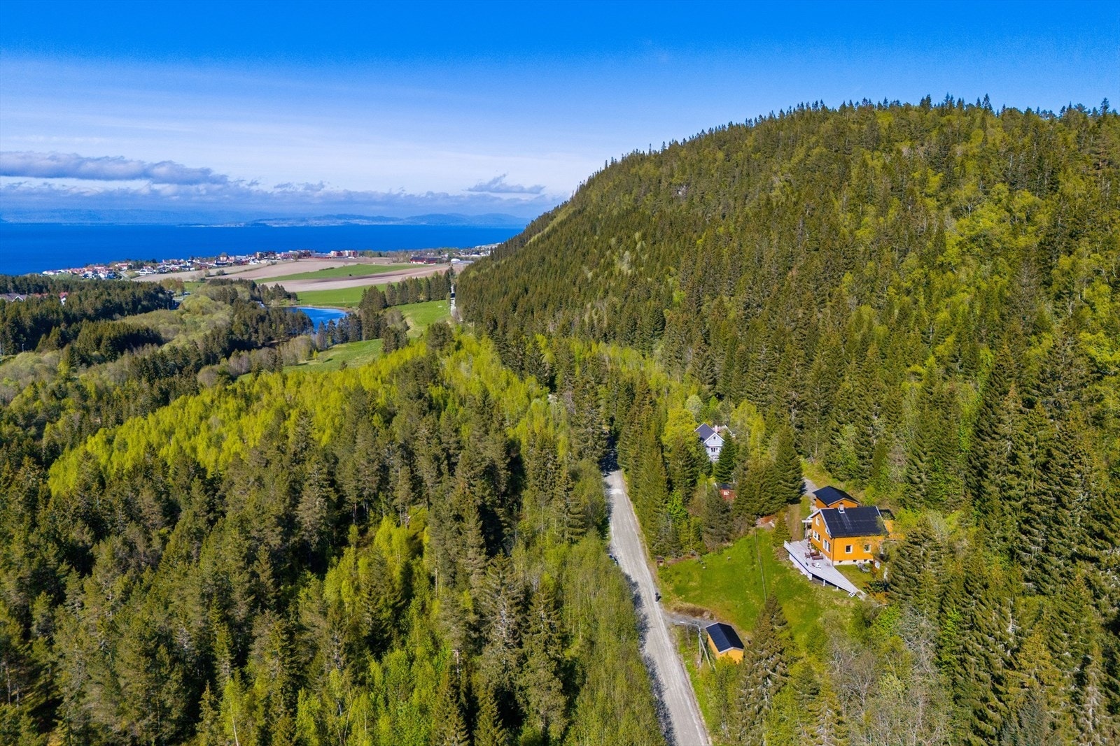 Beliggenheten er naturskjønn og barnevennlig med nærhet til flotte turområder, samt kort vei til skoler, barnehager og butikker. Galleribilde