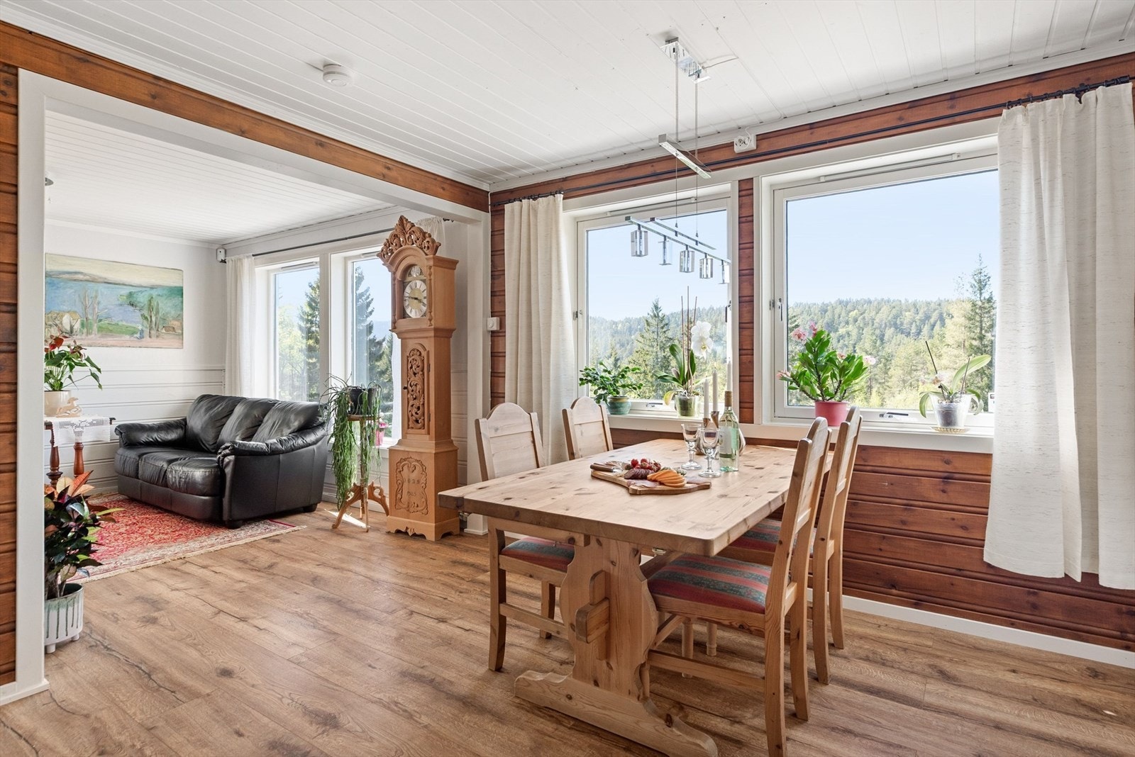 Stuen ligger i åpen løsning med spisestuen, og sammen danner de et stort allrom på ca. 43m². Galleribilde