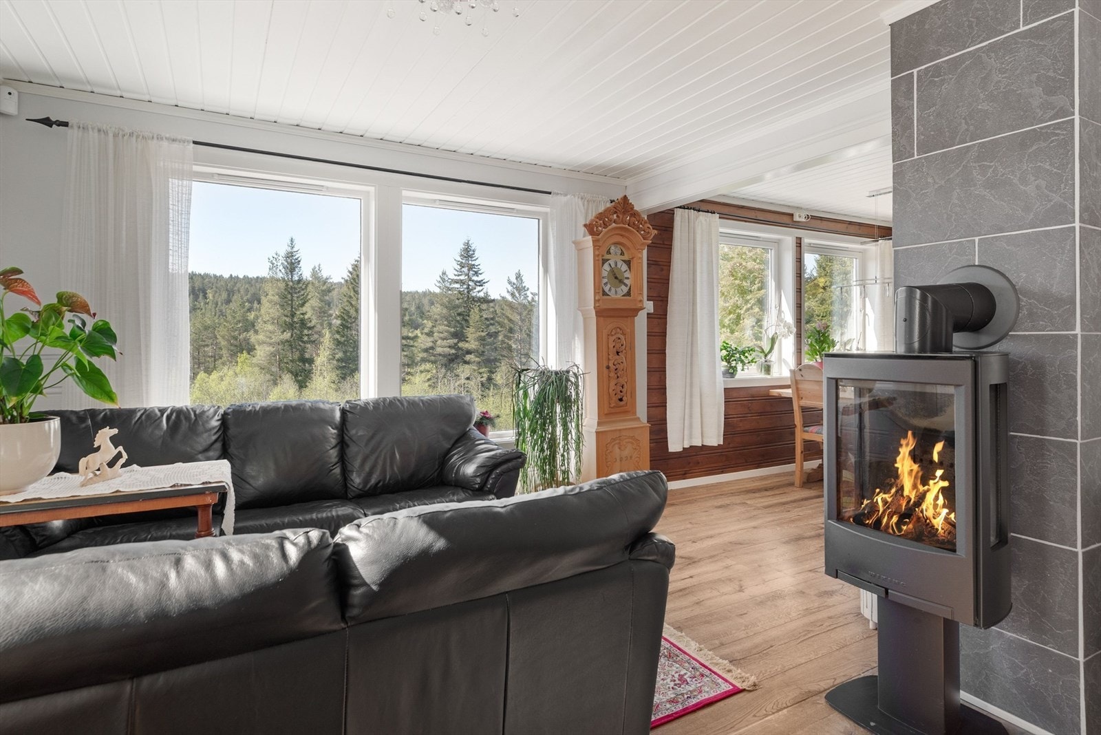 I stuen er det montert en god, rentbrennende peisovn. Galleribilde