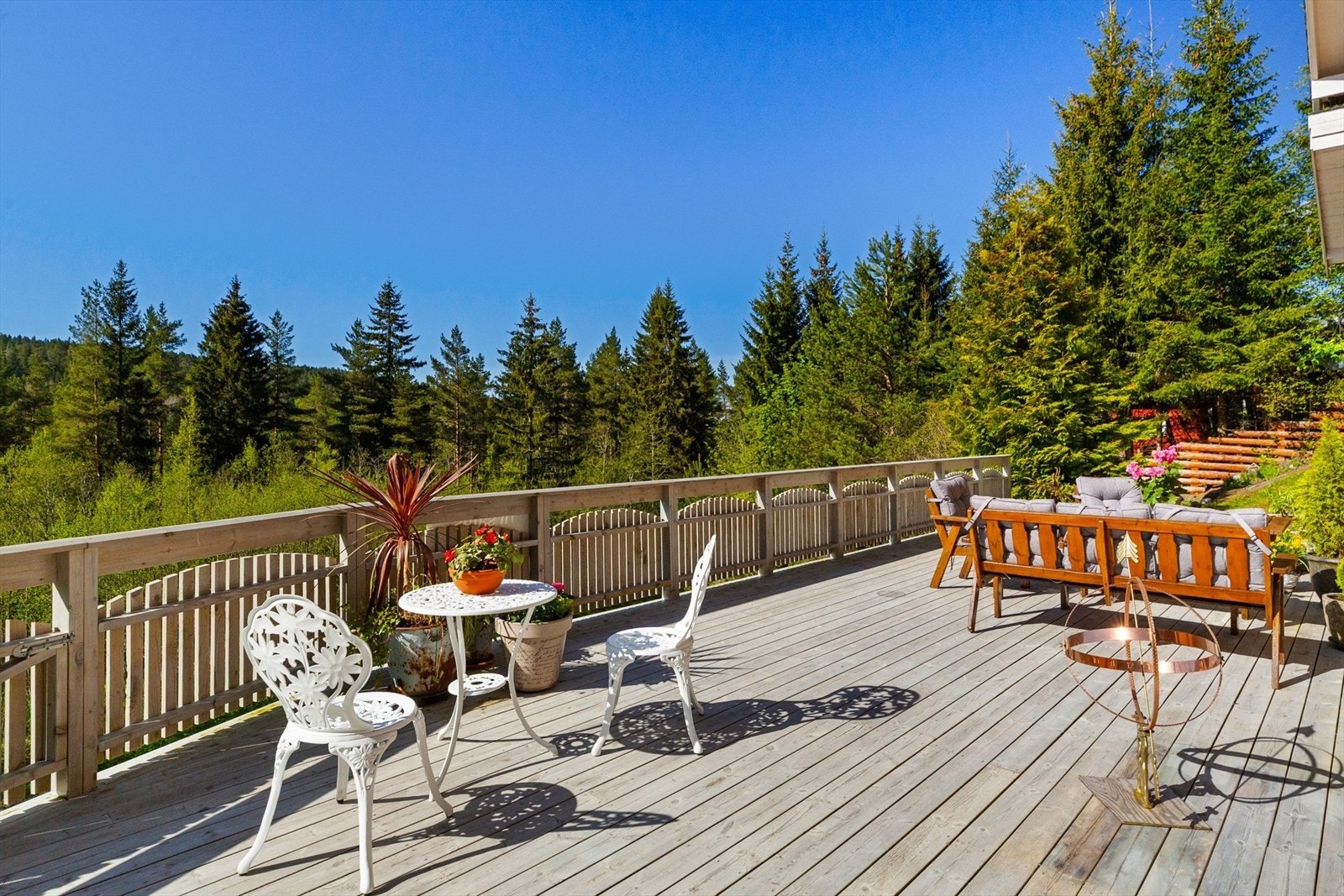 Terrassen var ny i 2020, og måler hele 74m². Galleribilde