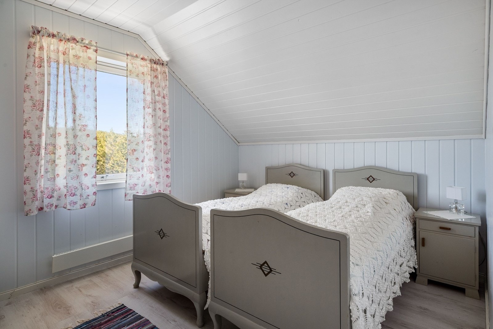 Soverommene har store vinduer som sørger for rikt, naturlig lysinnslipp og naturskjønt utsyn. Galleribilde