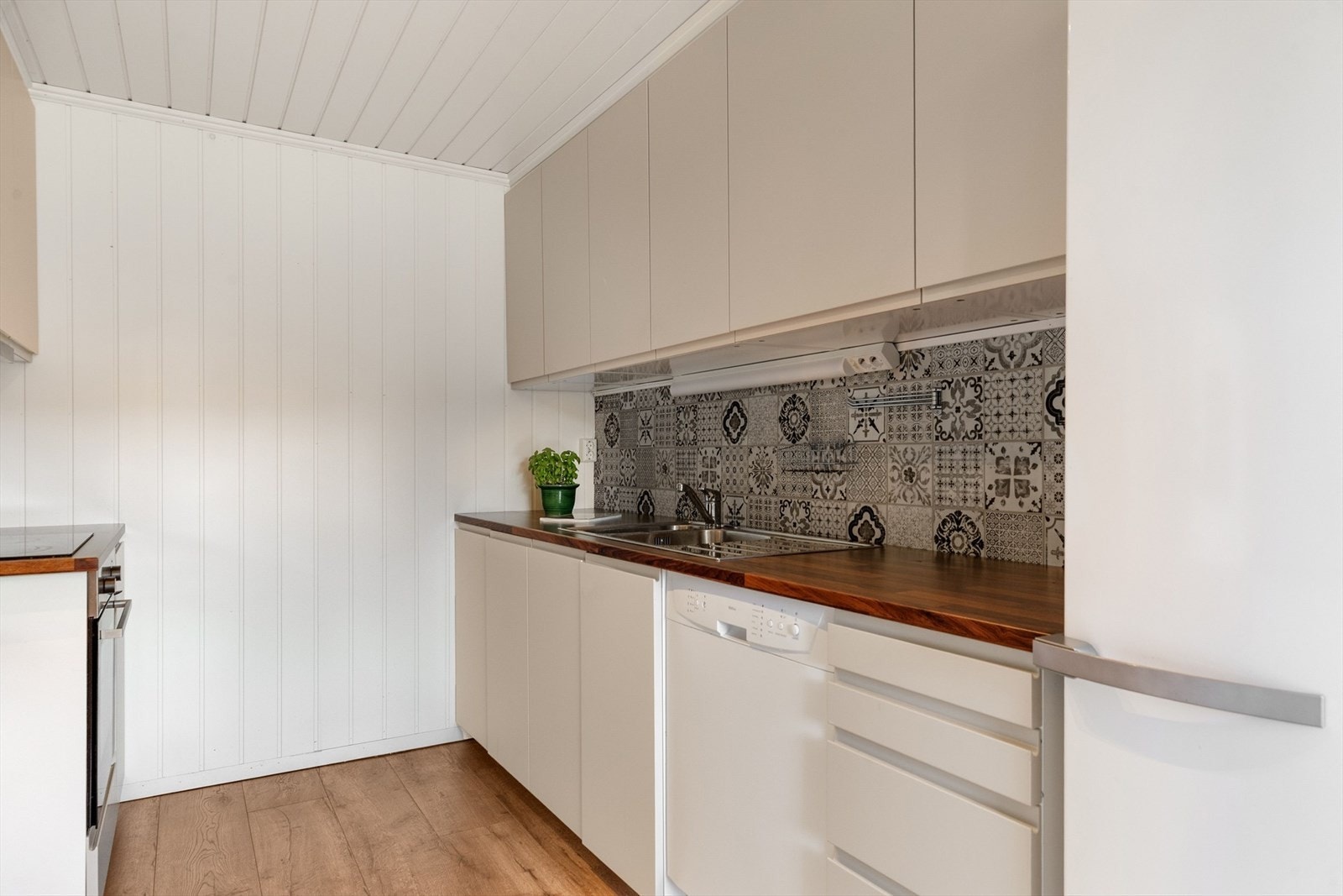 Kjøkkenet er på ca. 7,5m² og innredningen byr på god skap- og benkeplass. Galleribilde