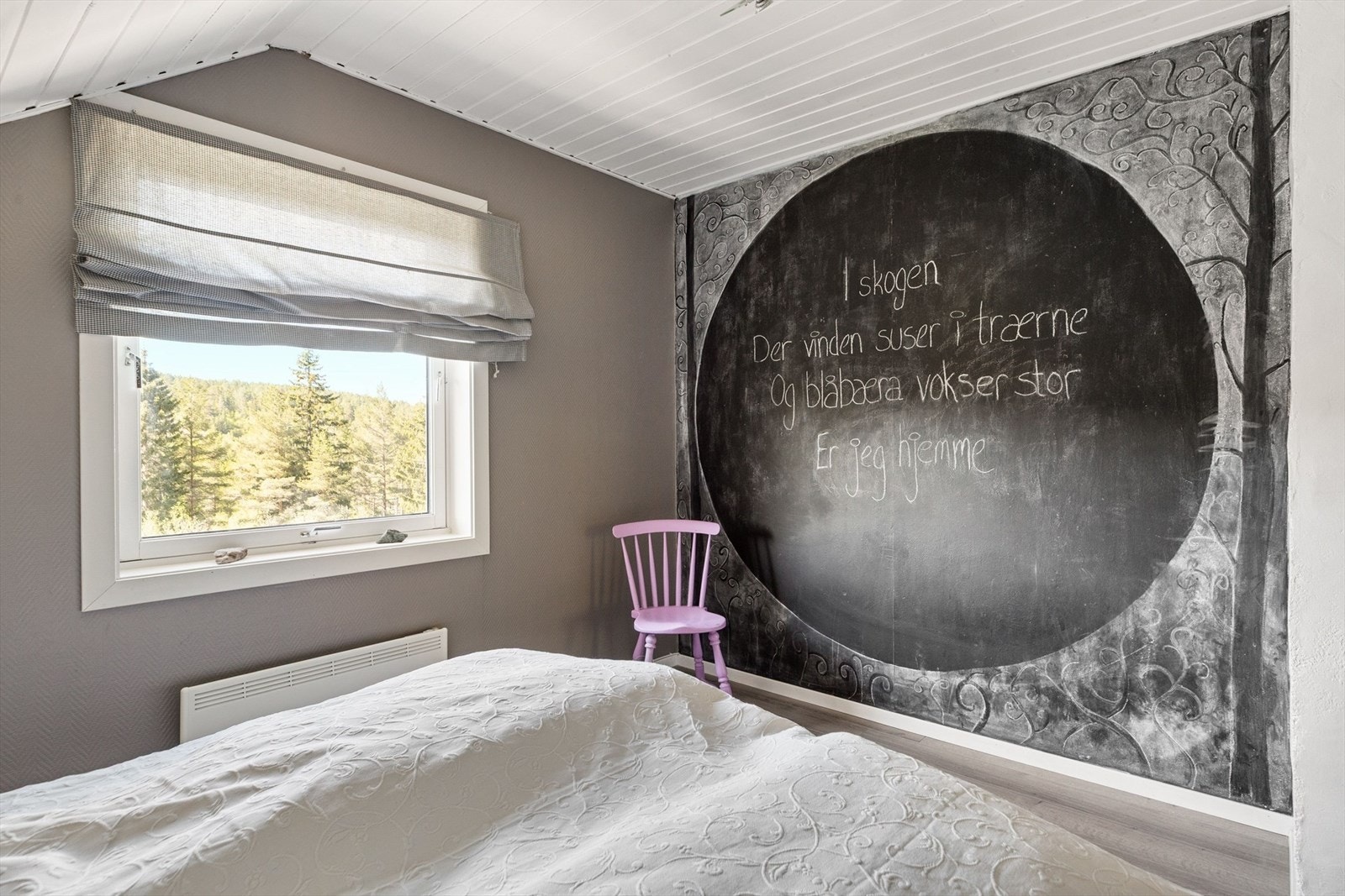 Det er tre gode soverom i boligen, og alle ligger i 2. etasje. Galleribilde