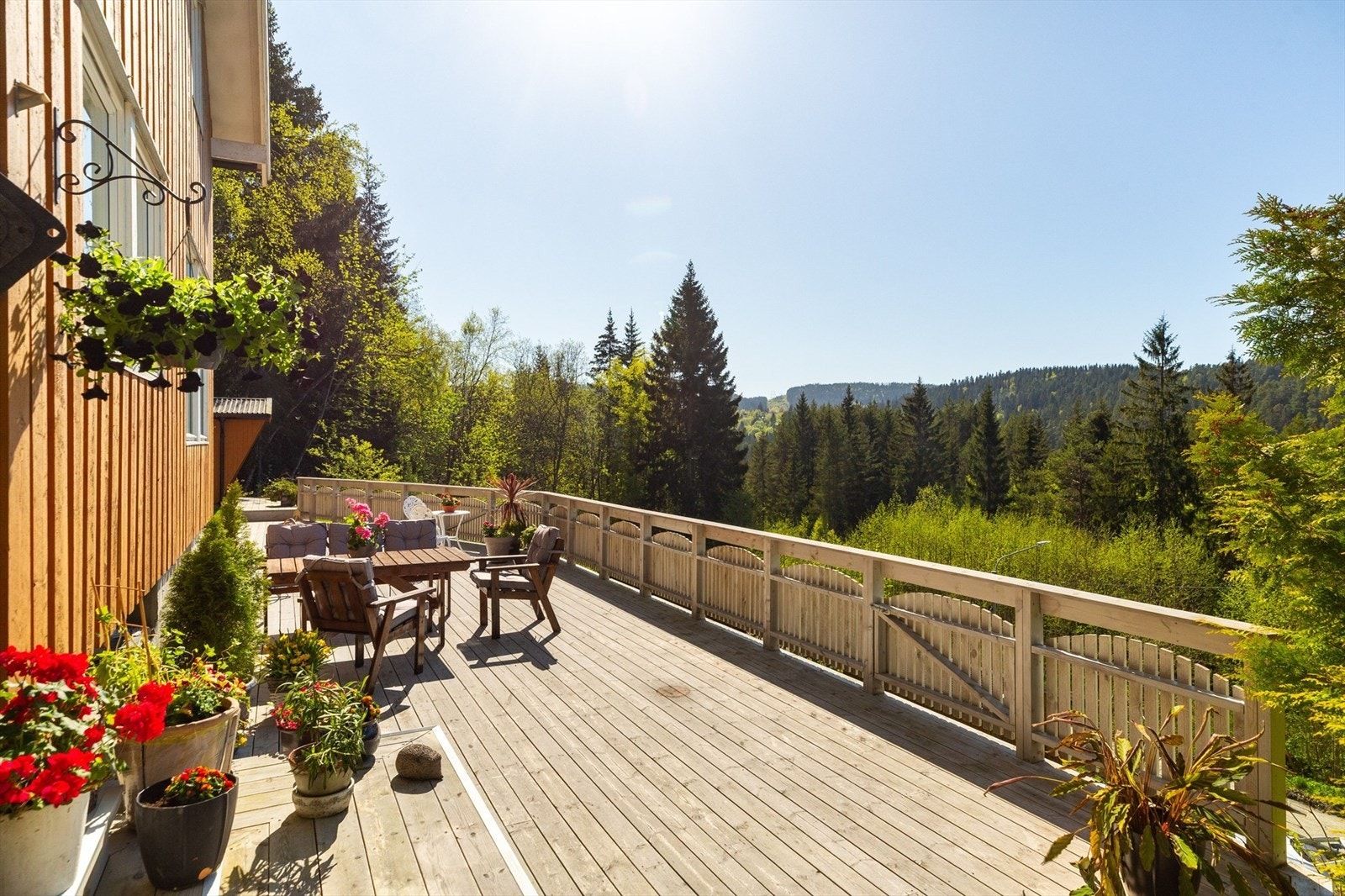 Det er utmerket plass til grill og det man måtte ønske av utemøblement på den langstrakte terrassen. Galleribilde