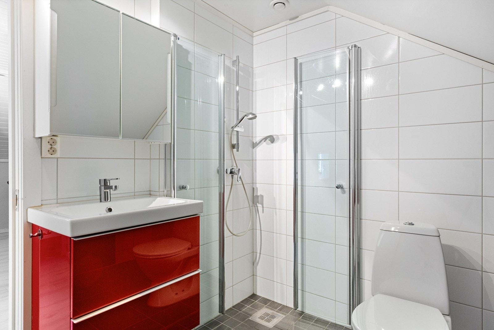 Badet i 2. etasje ble oppgradert i 2016, og fremstår som velholdt og pent. Galleribilde