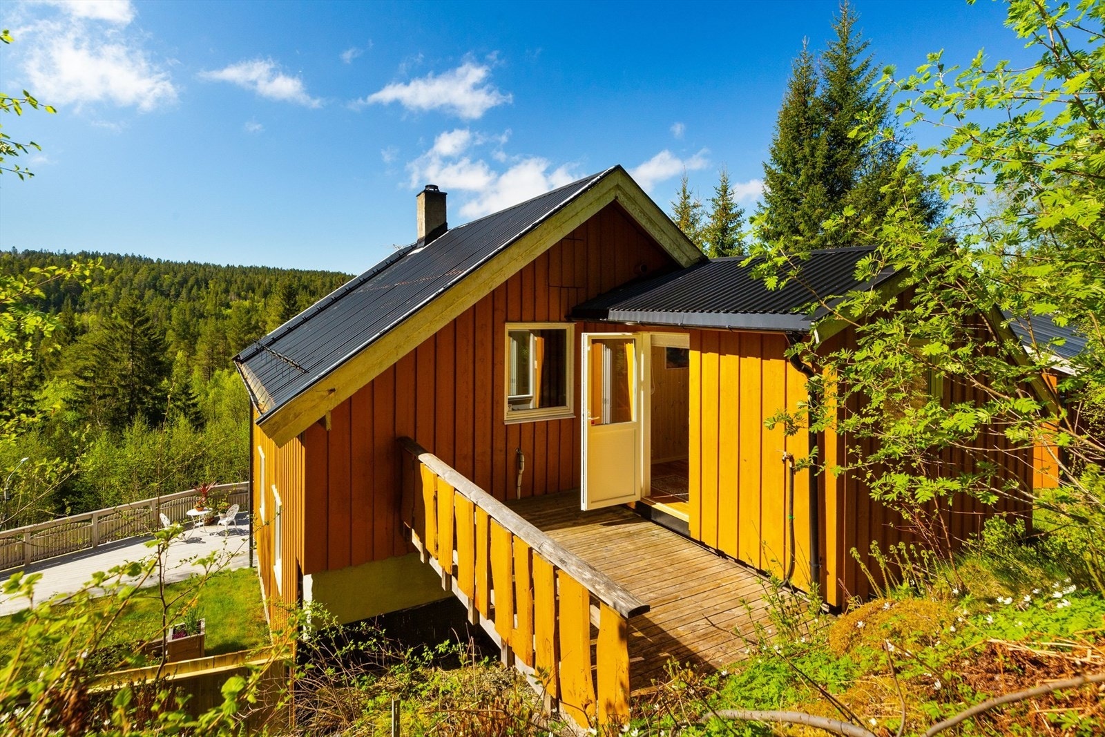 Luftebalkongen er lun og solrik, og har adkomst til terrenget. Galleribilde