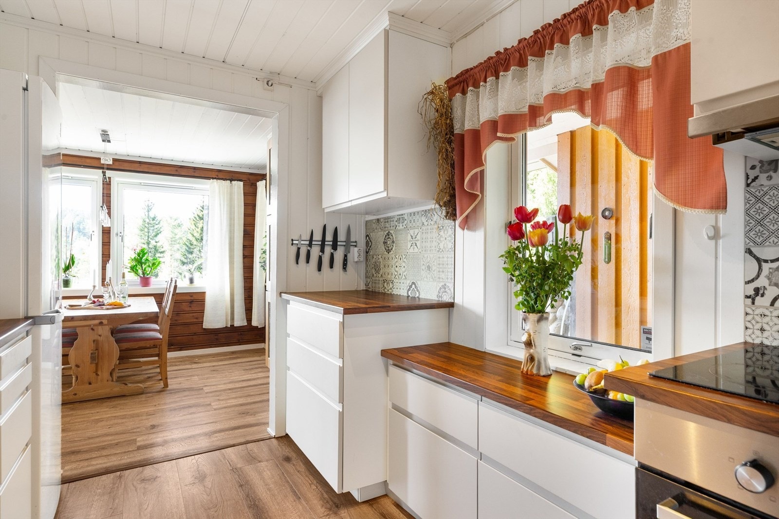 Kjøkkenet, som var nytt i 2016, har et arealeffektivt og moderne design. Galleribilde