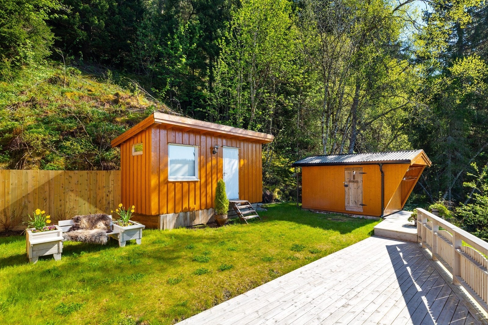 I hagen er det to uteboder - én på ca. 7 m² og én på ca. 8m². Galleribilde