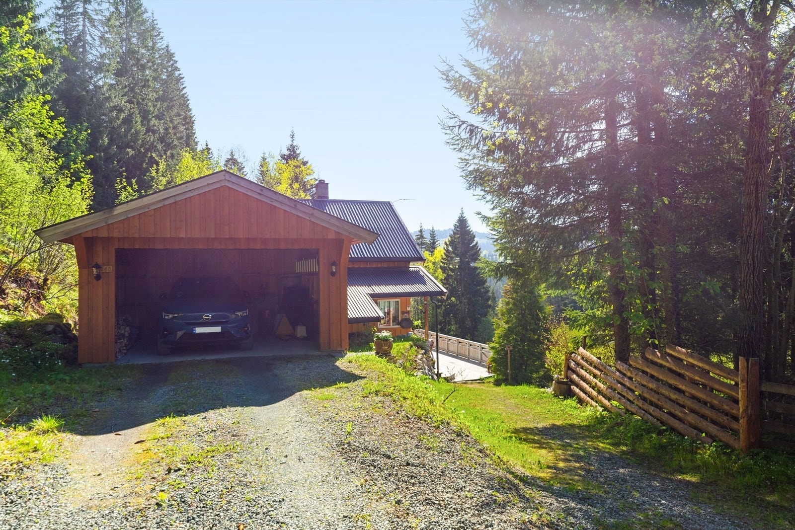 Parkering i carport like ved boligen. Nede ved Osvegen er det muligheter for parkering i en garasjer samt tillhørende oppkjørsel. Galleribilde