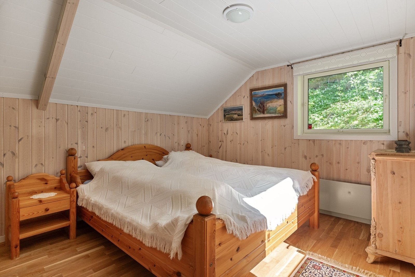 Hovedsoverommet er på ca. 11m², og har fin plass til dobbeltseng og tilhørende møblement. Galleribilde