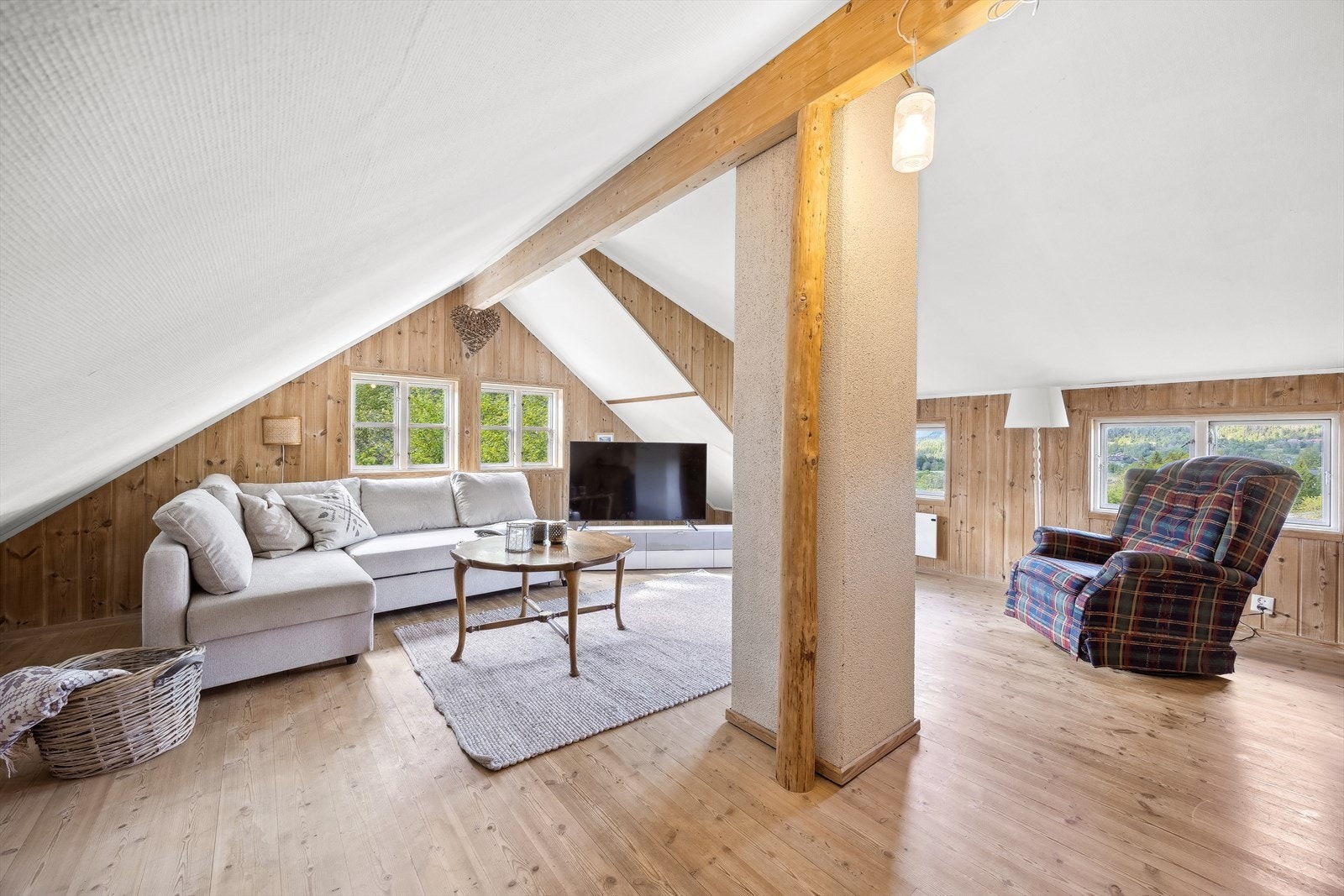I boligens loftsetasje er det innredet stue på 24m². Galleribilde