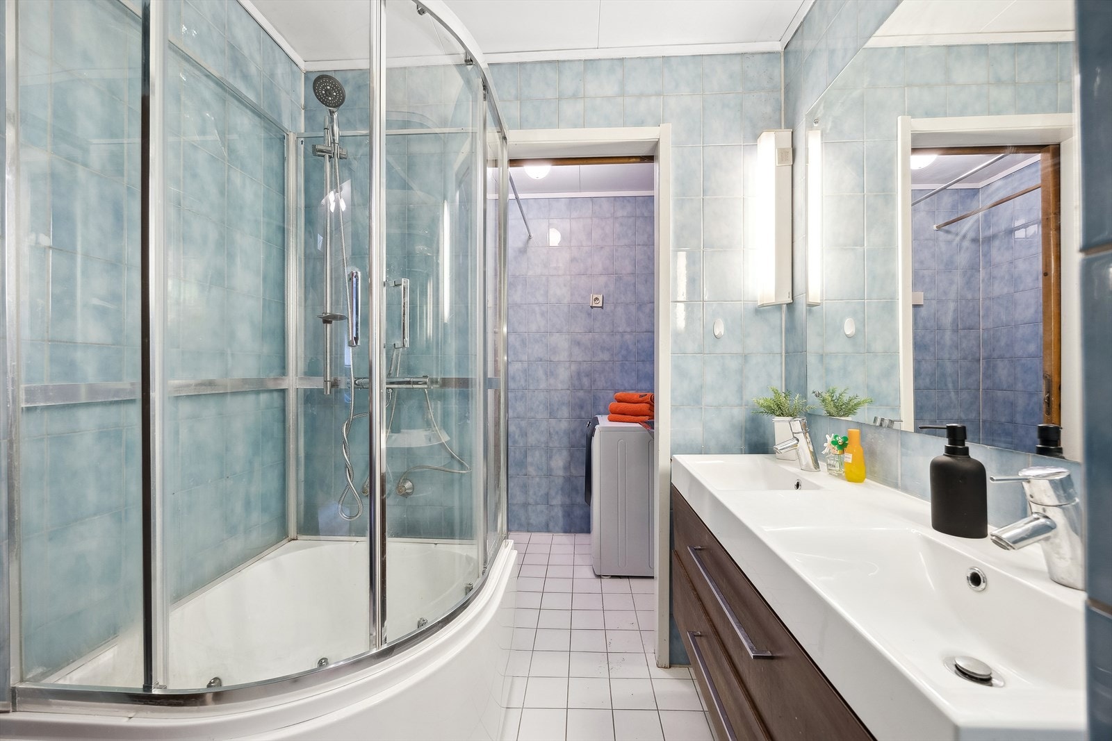 Badet i underetasjen har innredning med to nedfelte servanter som gjør morgenen effektiv. Galleribilde