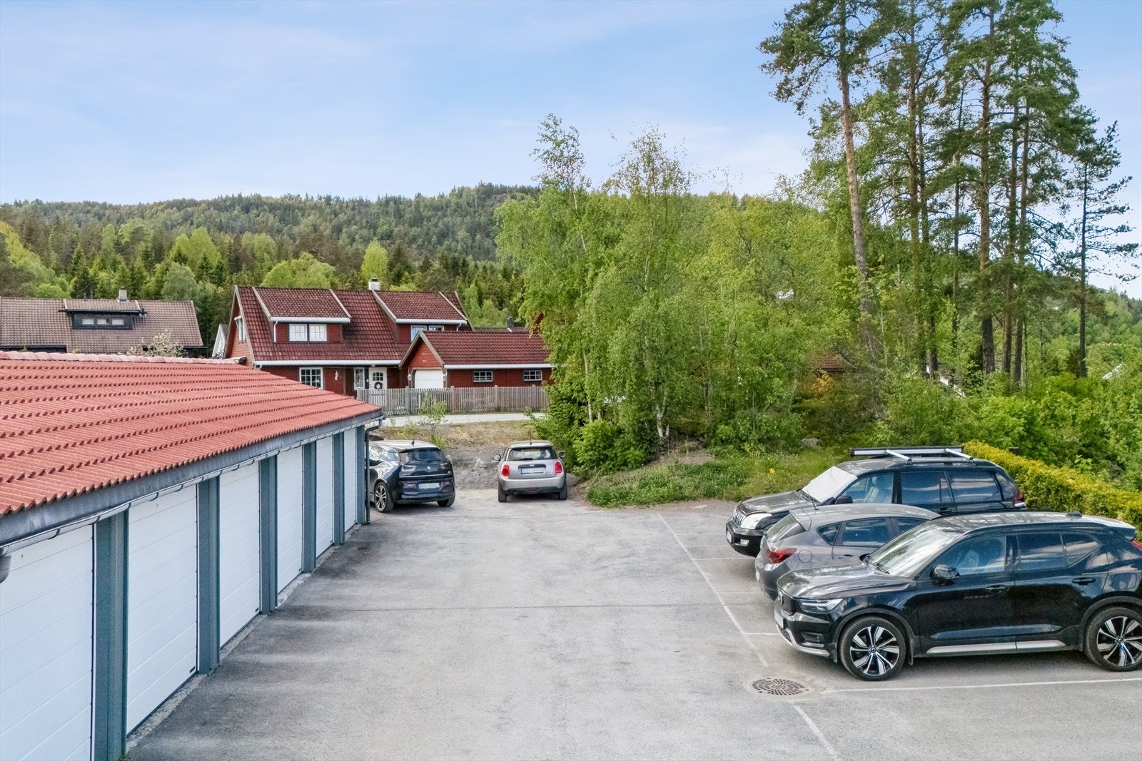 Egen enkeltgarasje og egen biloppstillingsplass med elbillader er tilknyttet boligen. Galleribilde