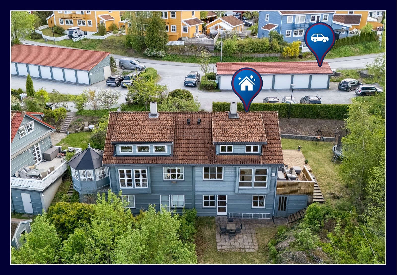 Boligen disponerer en garasjeplass i felles garasjerekke og en biloppstillingsplass med elbilader på felles tomt. Galleribilde