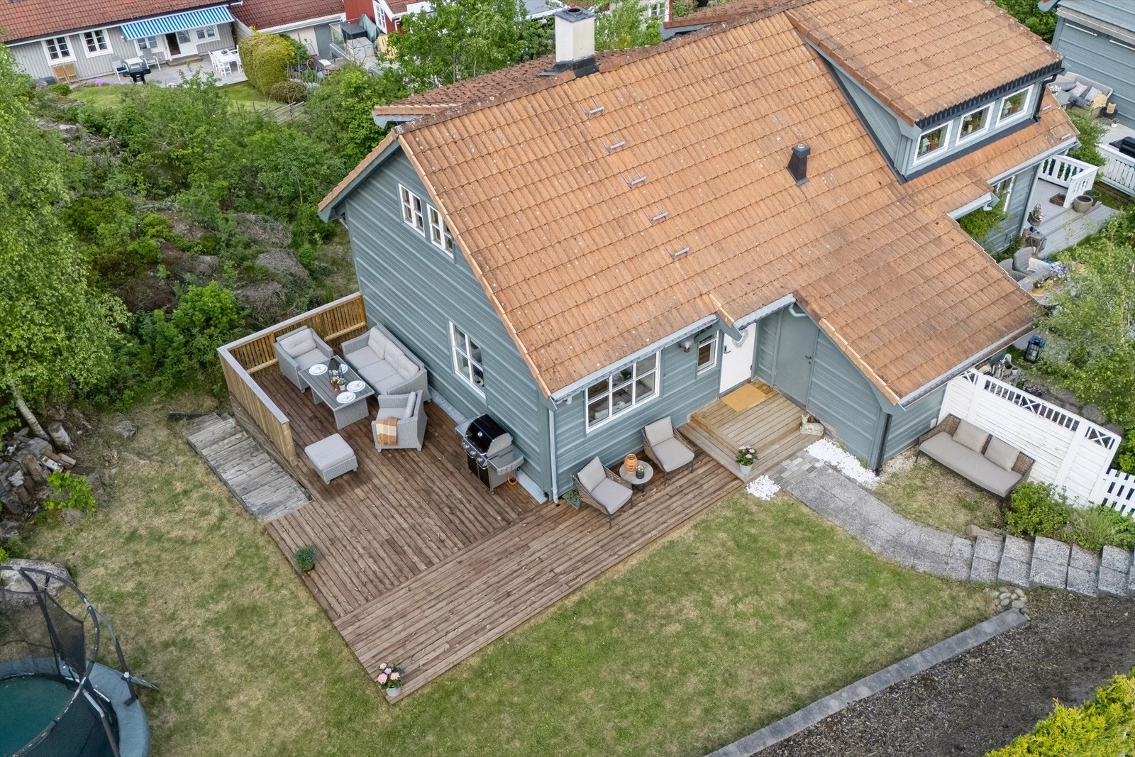 Boligen har en attraktiv beliggenhet i et veletablert og barnevennlig boligområde på Bærums Verk. Galleribilde