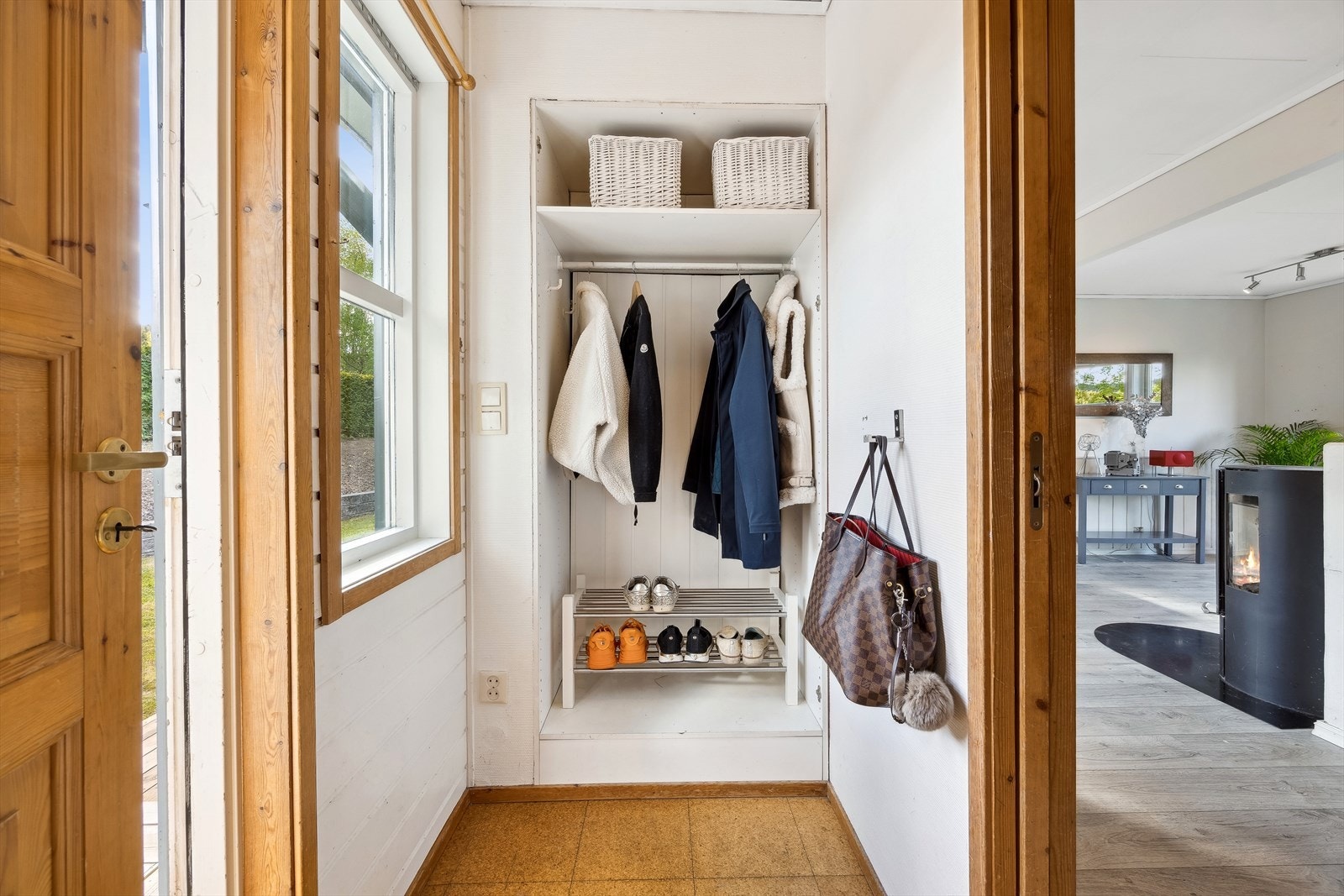 Entré med plass til å legge fra seg både yttertøy og sko. Galleribilde