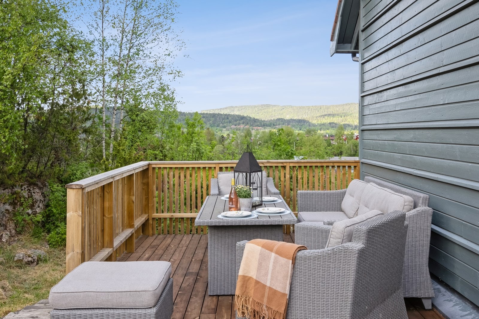 Terrasse på 40m² med plass til blant annet sittegruppe og grill. Galleribilde