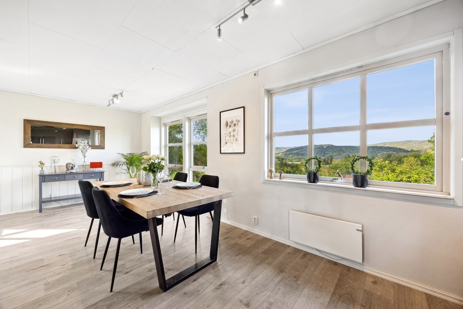 På kjøkkenet er det plass til spisebord hvor du kan invitere til hyggelige sammenkomster. Galleribilde