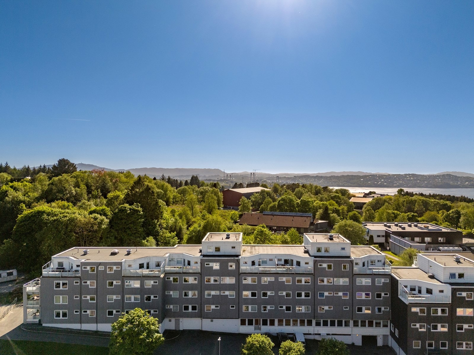 Fra Olsvikåsen tar det ca. 5 minutter å kjøre til Vestkanten Storsenter som har "alt" av butikker og servicetilbud, deriblant bowlinghall, badeland, skøytehall og treningsstudio. Det er også en knappe 15 minutters kjøretur til Bergen sentrum Galleribilde