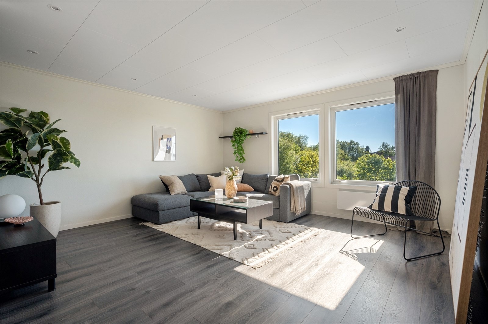 Leiligheten har en stor stue på 23,4 m². Galleribilde