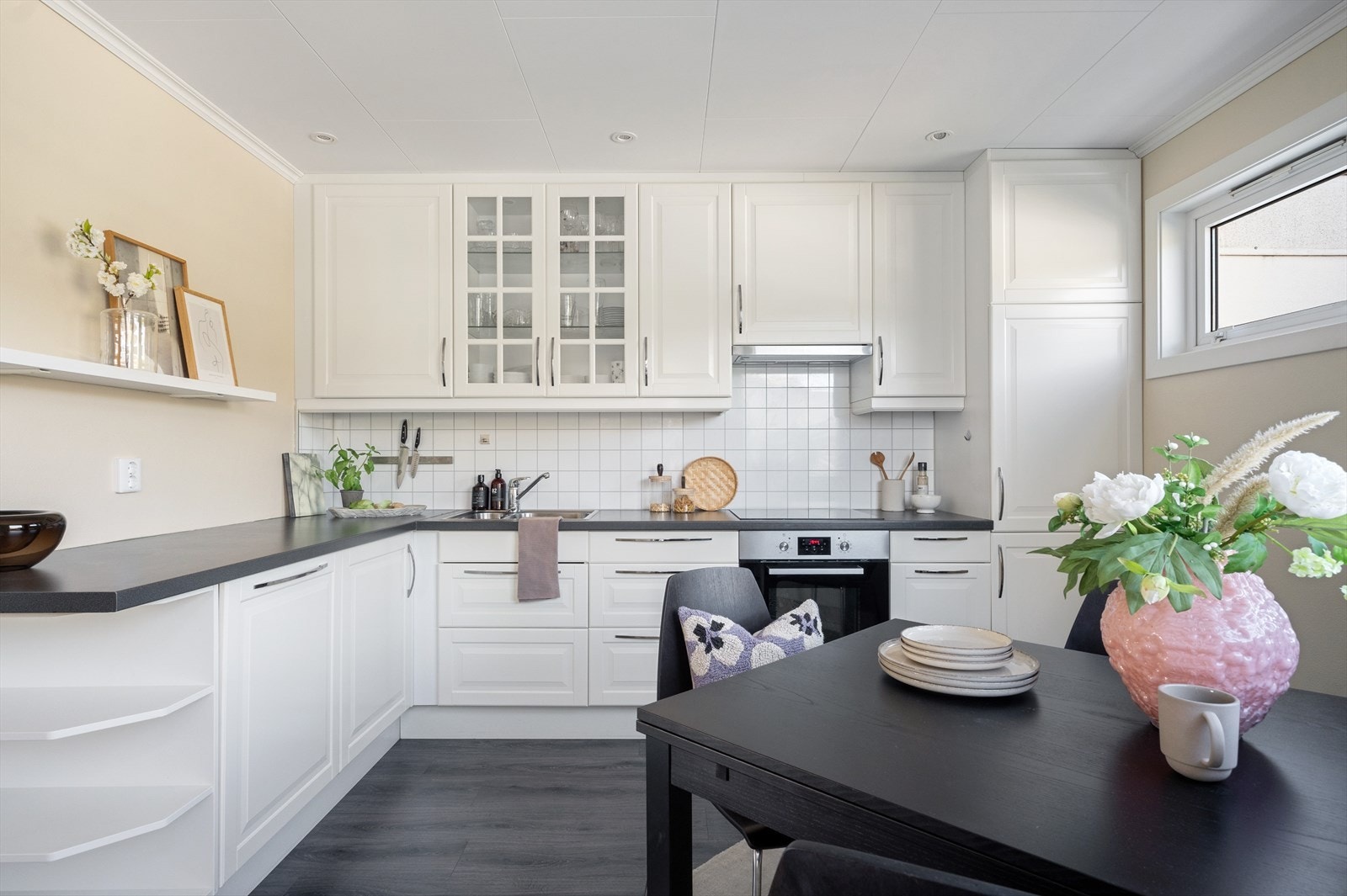 Her er det rikelig med skap- og benkeplass. Galleribilde