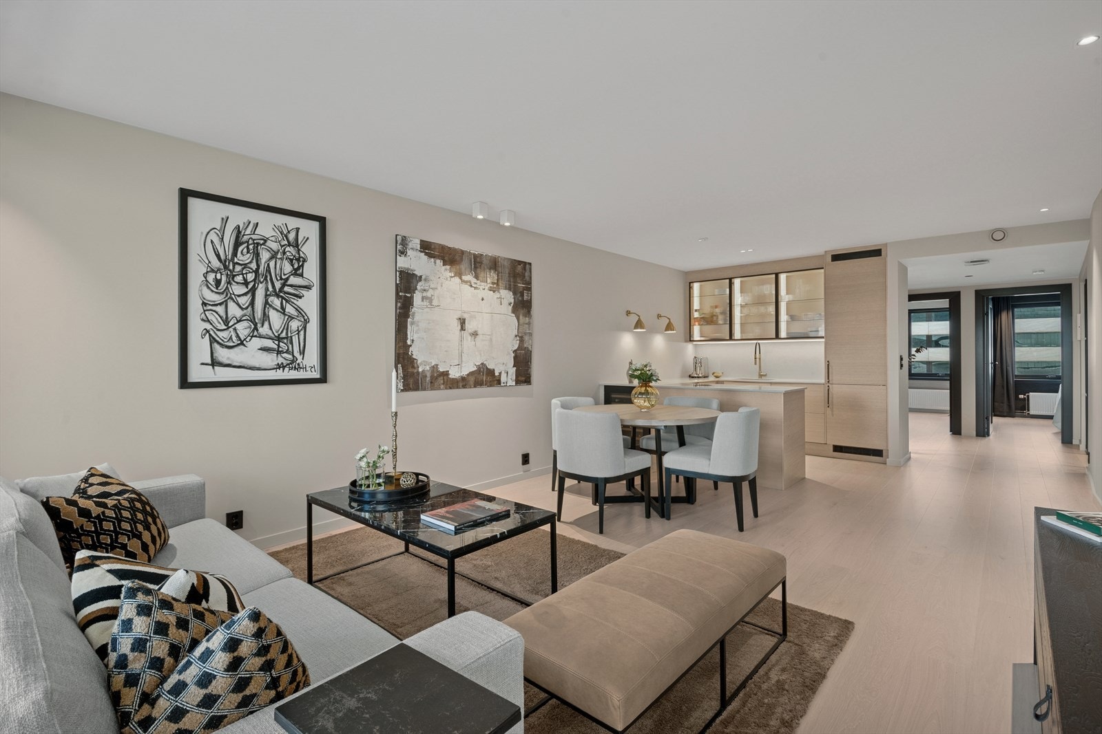 Romslig stue med en-stavs parkett på gulv og en gjennomgående høy standard. Galleribilde