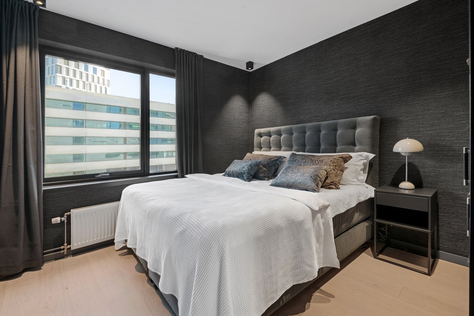 Hovedsoverom med god plass til dobbeltseng, nattbord m.m. Galleribilde