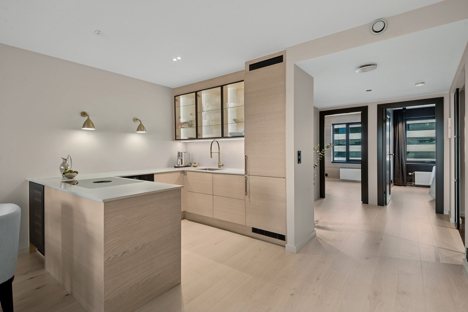 Lekkert kjøkken fra Sigdal, montert i 2023 med integrerte hvitevarer og kompositt benkeplate. Galleribilde