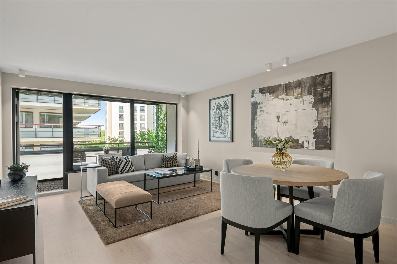 Velkommen til Karenslyst allé 40, en rålekker 3-roms med høy standard, balkong, heis og garasje! Galleribilde