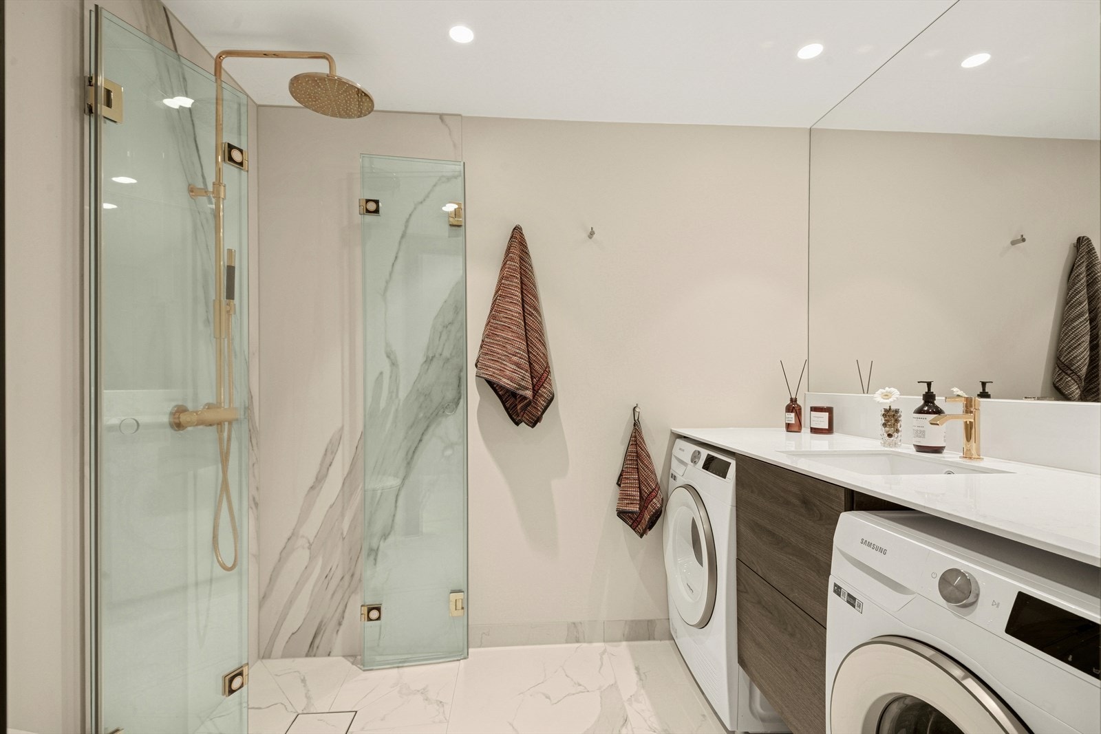 Pent oppusset baderom fra 2023 med varme i gulv og opplegg for vaskemaskin og tørketrommel. Galleribilde