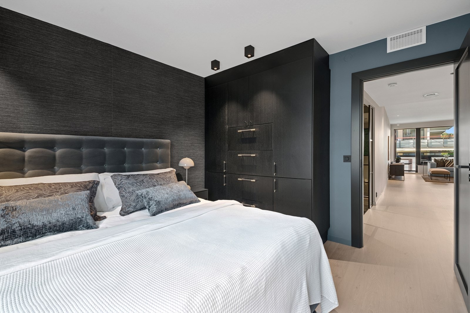 På soverommet er det montert stort garderobeskap og lekker tapet fra Slettvoll. Galleribilde